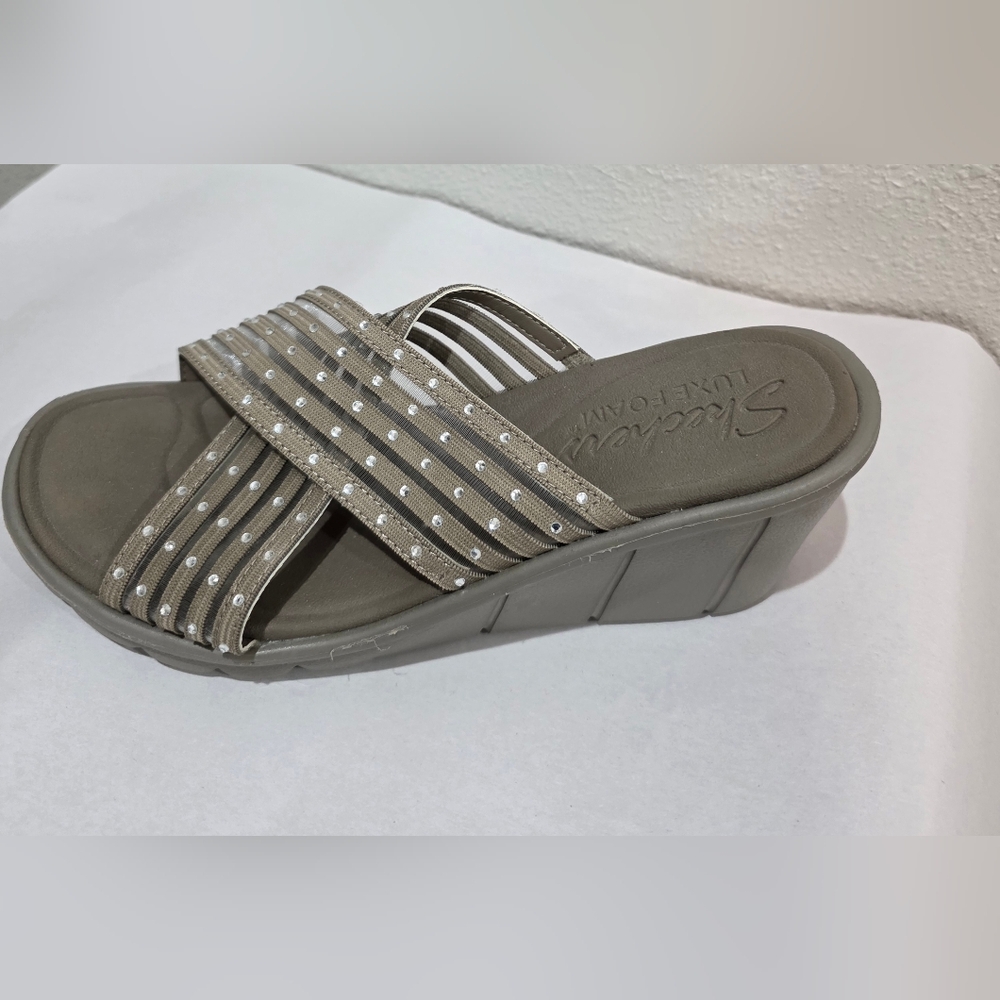 Skechers 7.5 Gray Luxe Foam Wedge Shoe With Criss Cross Mesh And Rhinestones